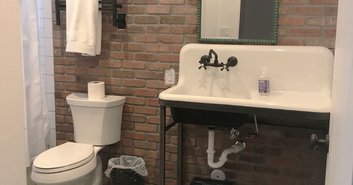 Apron vs. Farmhouse Sinks: What Are the Differences?