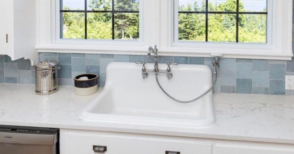 10 Tips for Handwashing Dishes in Your Farmhouse Sink
