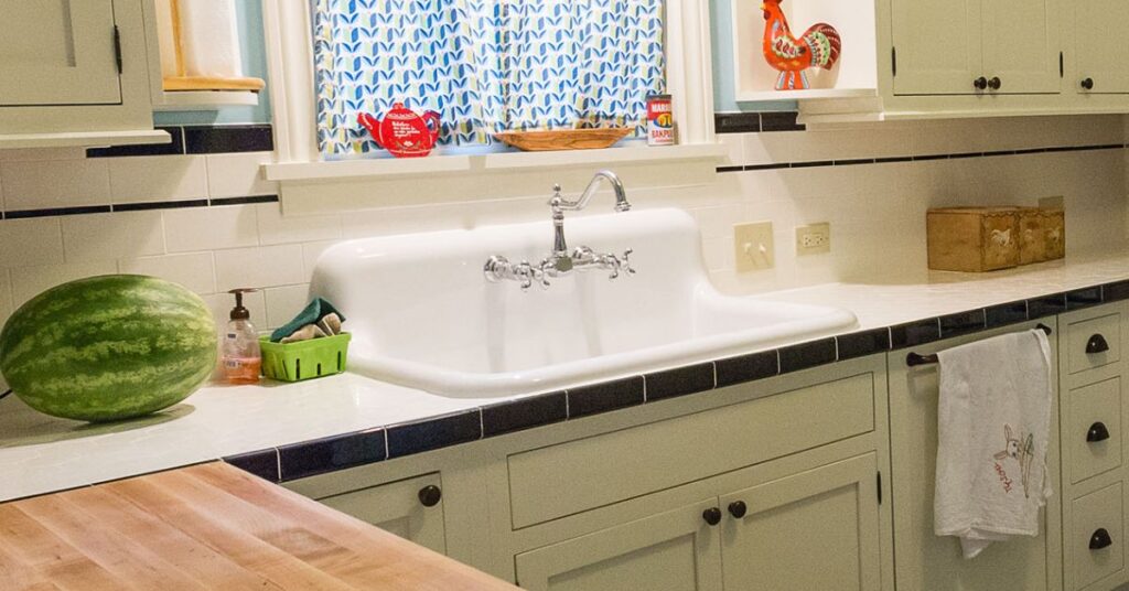 10 Tips for Handwashing Dishes in Your Farmhouse Sink
